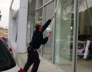 Cleaning car dealer windows